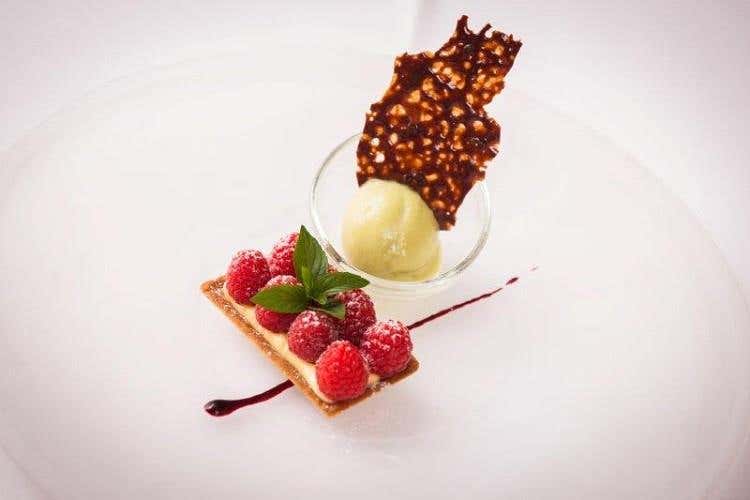 Tortino di limone con lamponi e gelato Yuzu-Kaffirlime
