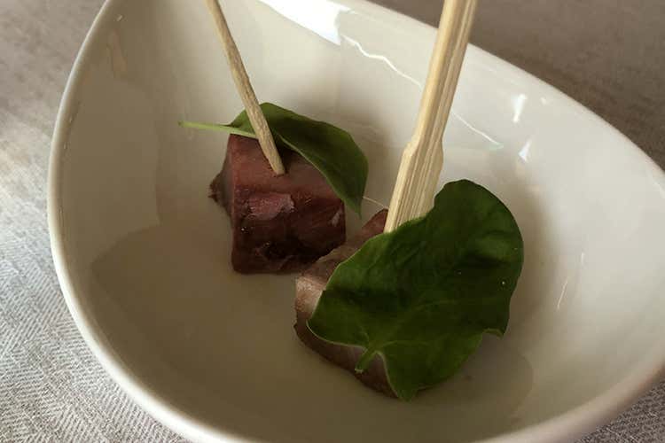 (Un bar-piscina e menu 