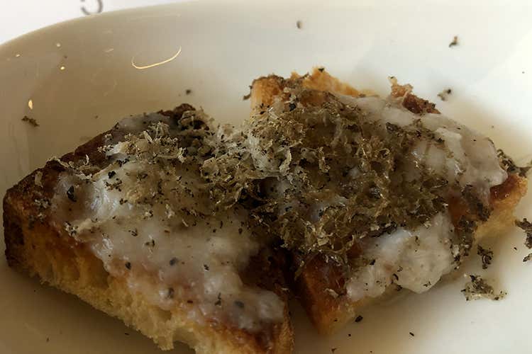 (Un bar-piscina e menu 