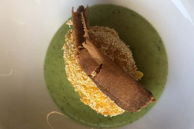 (Un bar-piscina e menu 