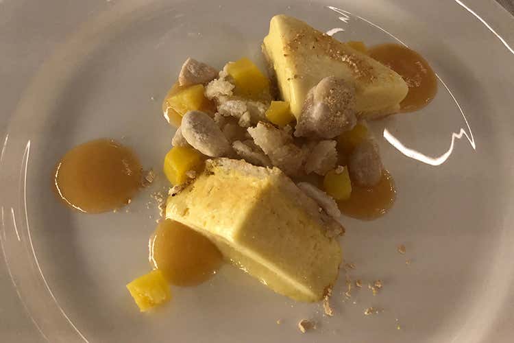 (Un bar-piscina e menu 