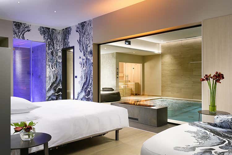 (Un bar-piscina e menu 