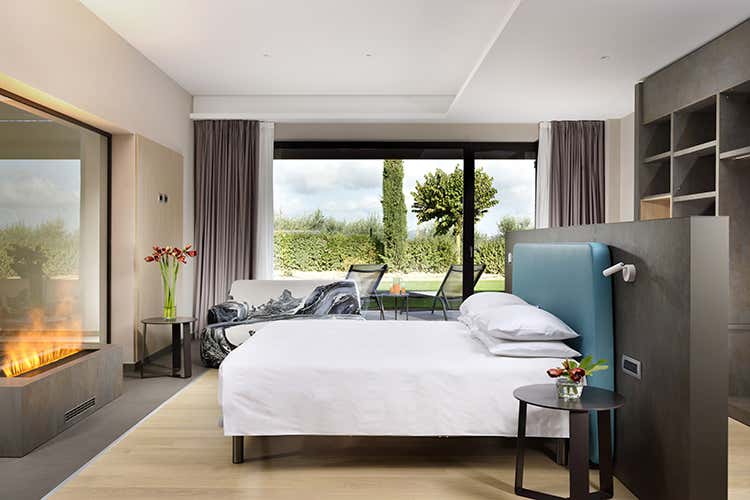 (Un bar-piscina e menu 