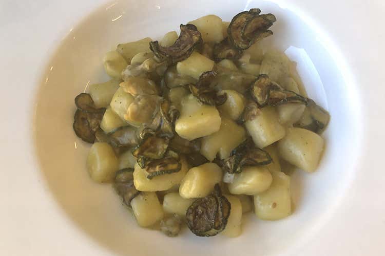 (Un bar-piscina e menu 