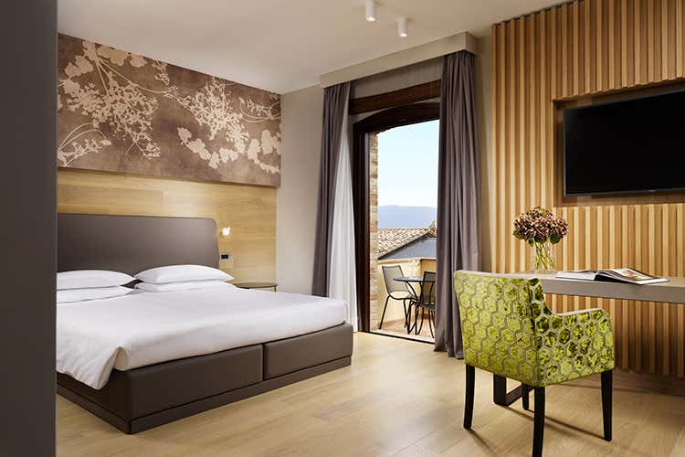 (Un bar-piscina e menu 