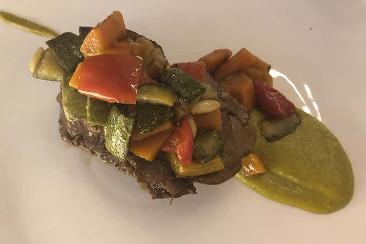 (Un bar-piscina e menu 