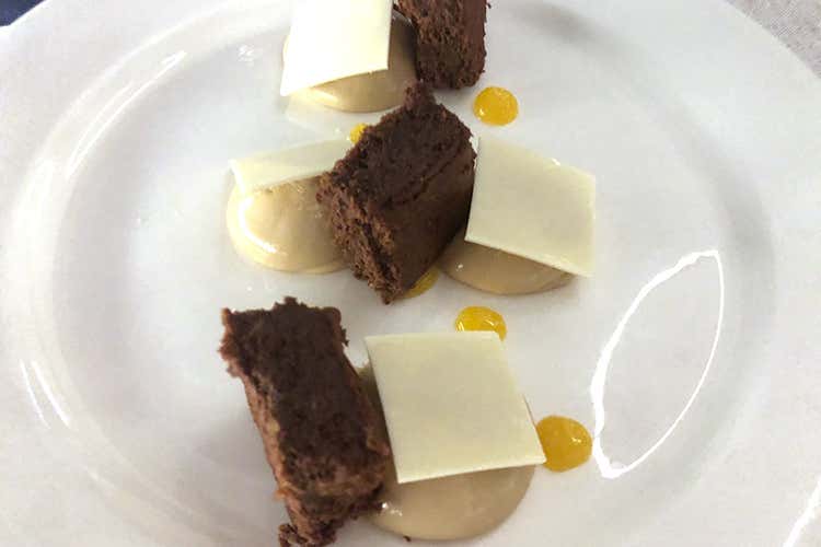 (Un bar-piscina e menu 