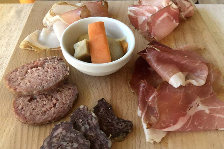 (Un bar-piscina e menu 