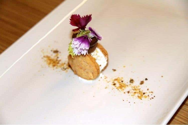 Macaron con Robiola di Roccaverano e polvere di Panettone