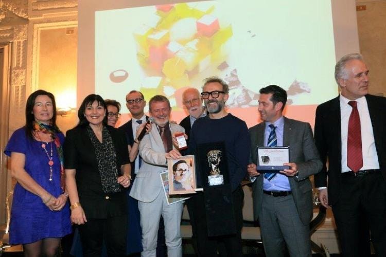 in prima fila: Ketty Magni, Clara Mennella, Alberto Lupini, Massimo Bottura, Aldo Cursano, Eugenio Giani
