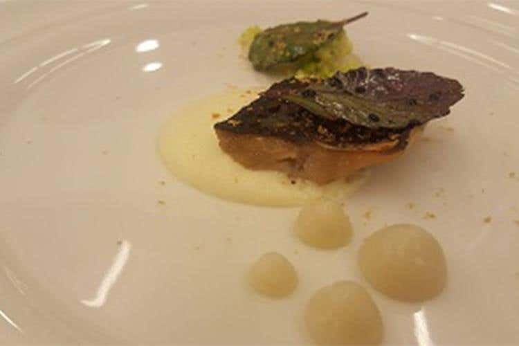 Cavolfiore bianco, spuma di canestrato e sgombro marinato con salsa di soia e miele con germogli di cavolo e semi di sesamo (Salvatore Amato)