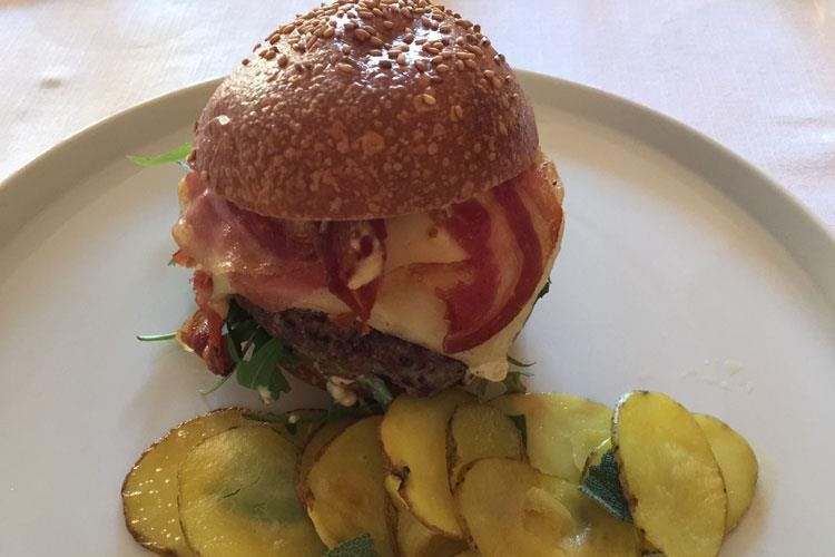 One Love Cheese Burger (Bergamo, apre One Love Restaurant 
Nel menu una Cucina italiana moderna)