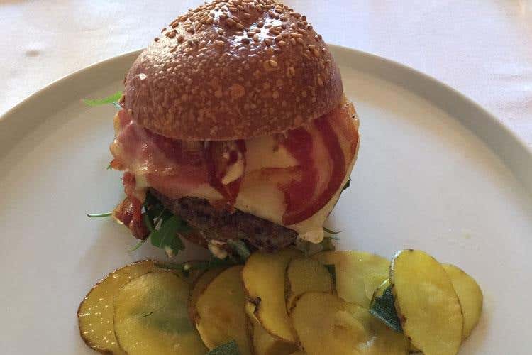 One Love Cheese Burger (Bergamo, apre One Love Restaurant 
Nel menu una Cucina italiana moderna)