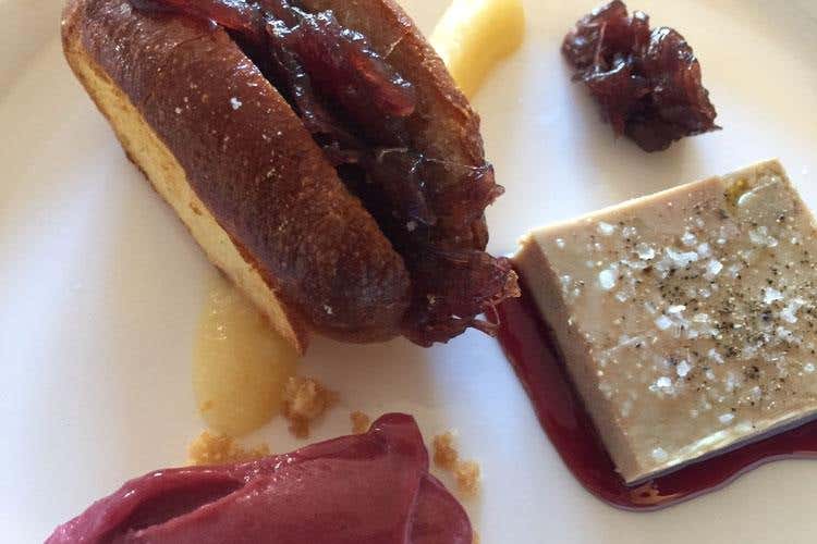 Fois gras, microroll con cipolla Tropea, sorbetto uva fragola, composta mele cotogne (Bergamo, apre One Love Restaurant 
Nel menu una Cucina italiana moderna)