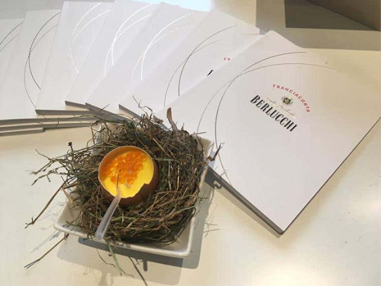 Uovo al vapore con uova di trota e scalogno (Berlucchi crea una cuvèe per Jre 
5mila bottiglie ai ristoranti associati)