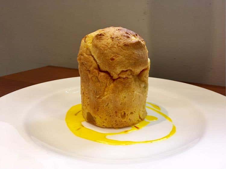 Panettone monoporzione con riso e salsa profumata allo zafferano “Omaggio a Milano” (Berlucchi crea una cuvèe per Jre 
5mila bottiglie ai ristoranti associati)
