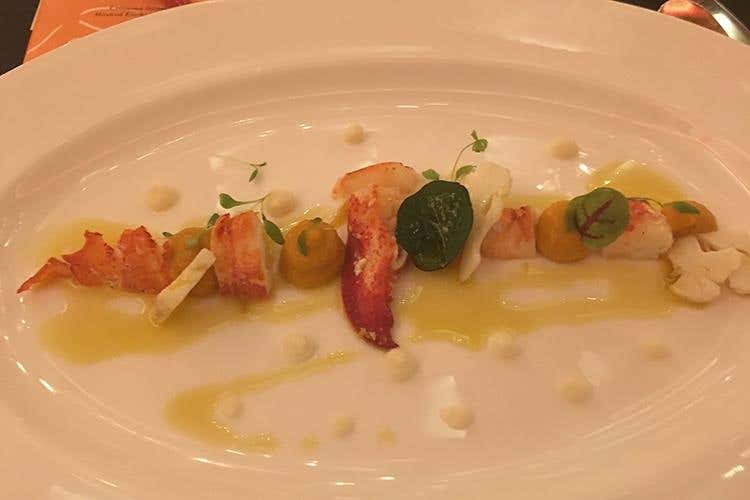 Insalata di astice con crema al soffritto e cavolfiori