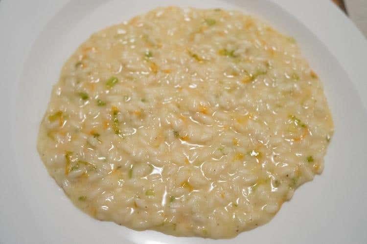 Risotto carnaroli Campo dell'Oste zon fiori di zucca freschi e crema di tartufo bianco piemontese