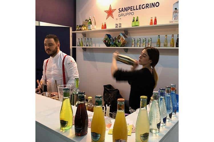 (Bibite Sanpellegrino, nuova bottiglia 
e referenze bio sul fronte agrumi)