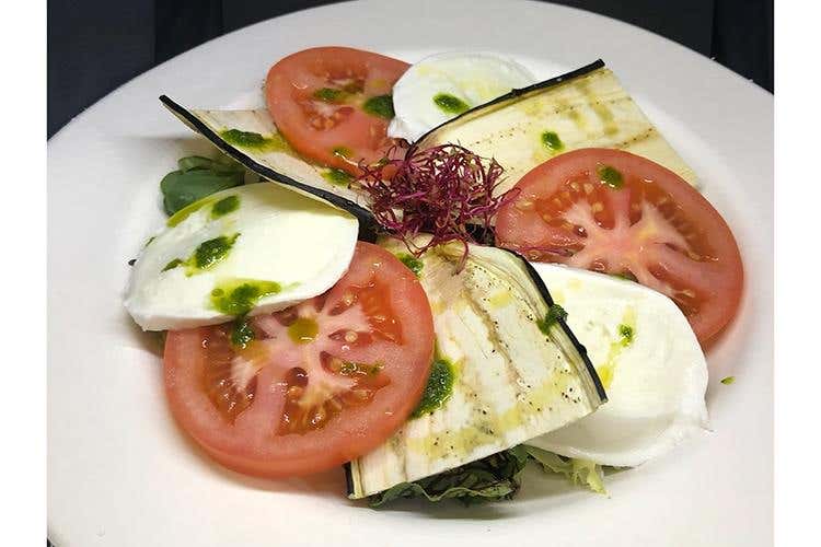 Tagliata di melanzane essiccate, pomodoro, mozzarella e salsa di rucola (Big Air Food, da Francesco Babini 
«So cucinare tutto, datemi 4 ingredienti»)