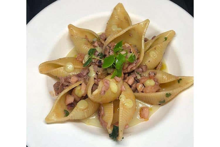 Conchiglioni con frutti di mare su letto di sedano rapa e perle di broccolo romano e menta (Big Air Food, da Francesco Babini 
«So cucinare tutto, datemi 4 ingredienti»)