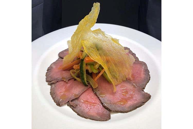 Roast beef di manzo con verdurine saltate alla soia e cialda di polenta (Big Air Food, da Francesco Babini 
«So cucinare tutto, datemi 4 ingredienti»)