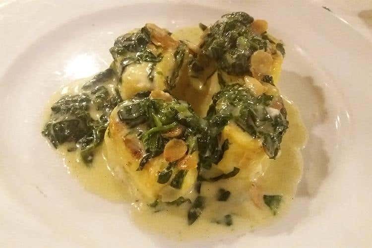 Medaglioni di ricotta gratinati con spinaci e mandorle - Bio per amore al Terroir Marche Festival 
Tra vini d'Oltralpe e tipicità a tavola
