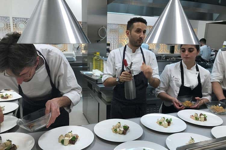 Concorrenti al lavoro in cucina