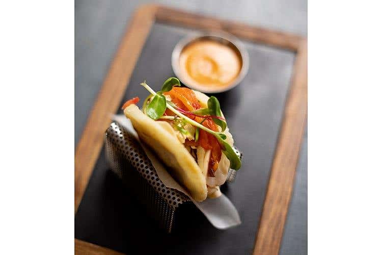 Arepas, cardoncelli Pickled, tofu, pomodori e salsa d'arachidi da Gesto cocktail Bar (Birre d'aria rivivono nella mixology