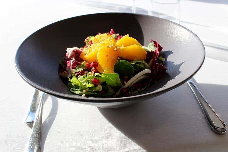 Insalata porta fortuna con lattuga, radicchio, melograno, finocchi, nocciole e arance (Borgotufi, oasi d'ospitalità molisana )