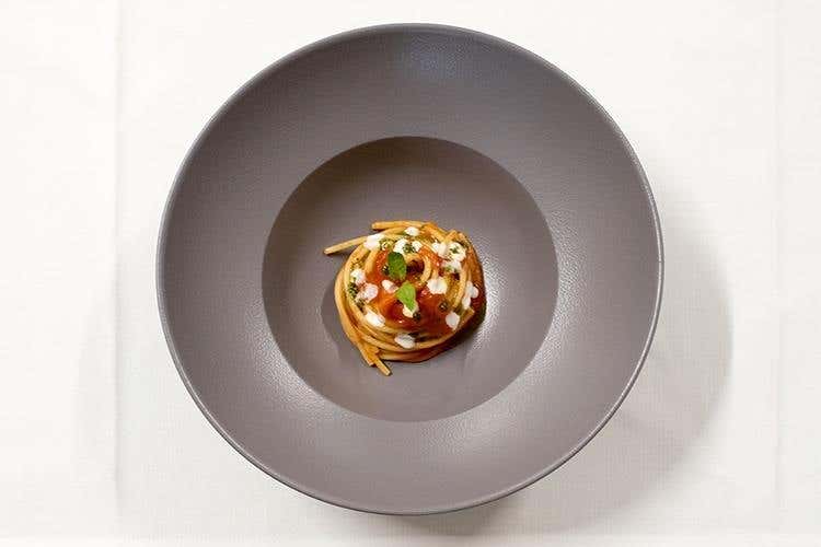 Spaghettone La Molisana con pomodoro, pesto di basilico e stracciata di agnone (Borgotufi, oasi d'ospitalità molisana )