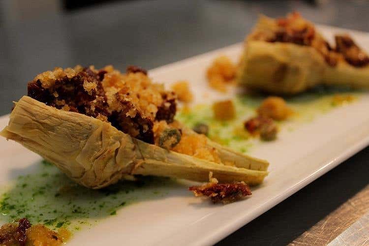 Carciofi ripieni di pane alle noci, pomodorini sott'olio e capperi su pesto di prezzemolo (Borgotufi, oasi d'ospitalità molisana )