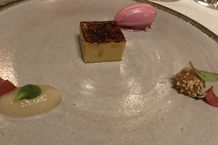 Creme brulee di foie gras, sorbetto alla cipolla rossa, fave di cacao, pera e pan brioche (La Bottega del Buon Caffè 
La stella sorge nell’orto del Borgo)