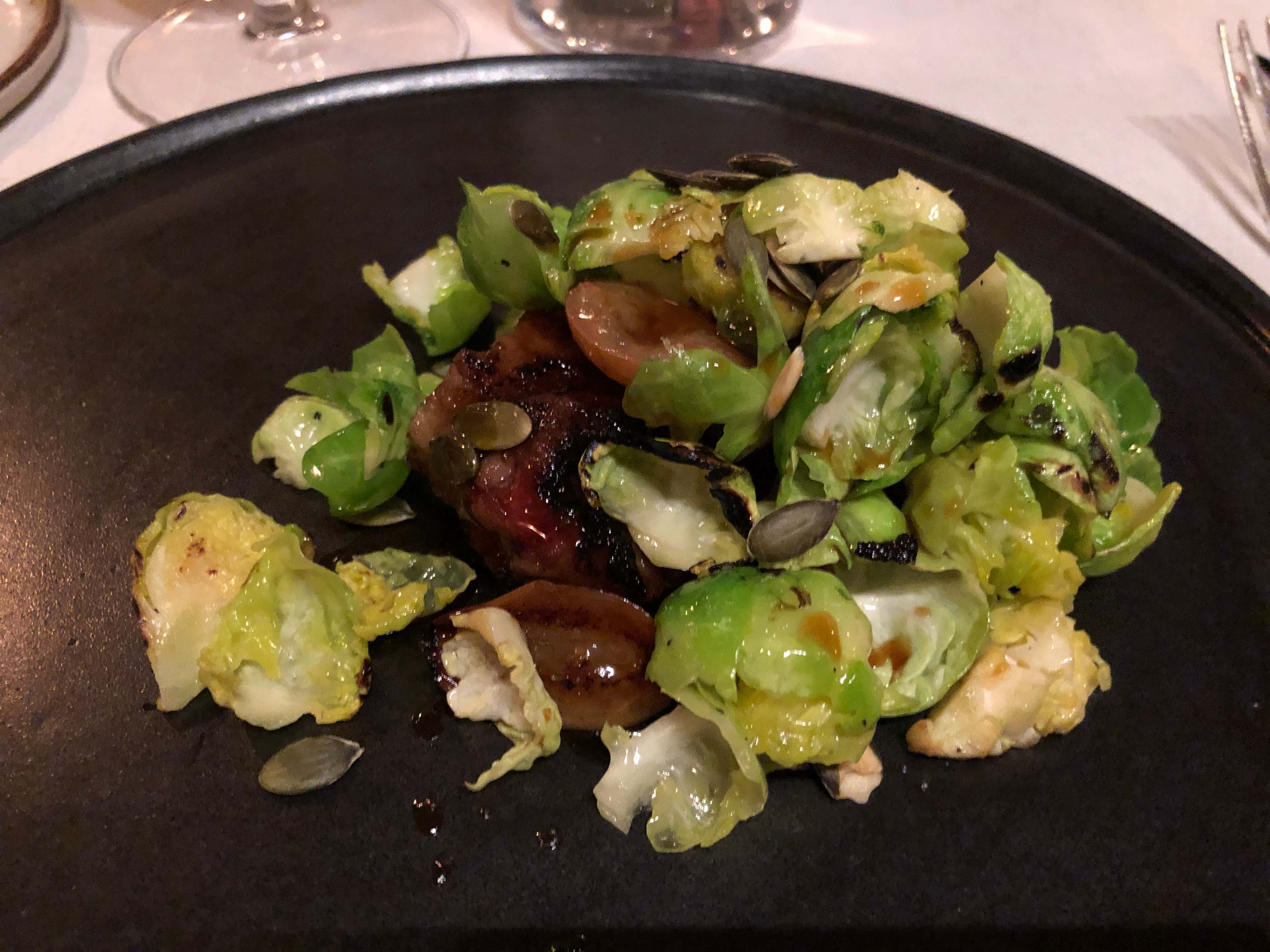 Agnello di Borgo con cavoletti di Bruxelles, semi di zucca, uva bianca fermentata, fegato di agnello spiedato al ginepro e glassato all'aceto balsamico del Borgo (La Bottega del Buon Caffè 
La stella sorge nell’orto del Borgo)