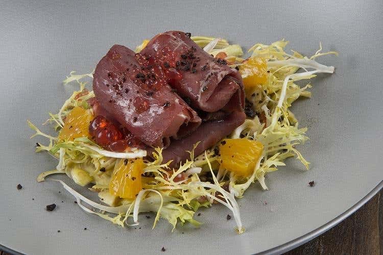 Insalata di carciofi crudi con involtini di Bresaola La Sbagliata, caprino, arance e perle di bitter (Bresaole d’autore Panzeri 
Quattro ricette firmate Sadler)