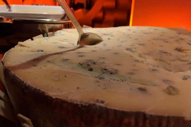 (Buon 47° compleanno Bobadilla 
A cena con la Nic per festeggiare)