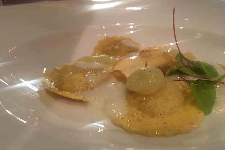 Doppia sfoglia di farina di farro ripiena con mele renette e taleggio Dop (Buon 47° compleanno Bobadilla 
A cena con la Nic per festeggiare)