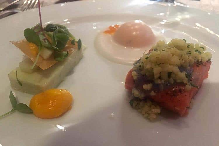 Filetto di salmone selvaggio con bulgur di agrumi; Mousseline di trota con salsa al riso e cocco; Pavé di finocchi e mela verde con sfoglia croccante e gel di carote (Buon 47° compleanno Bobadilla 
A cena con la Nic per festeggiare)