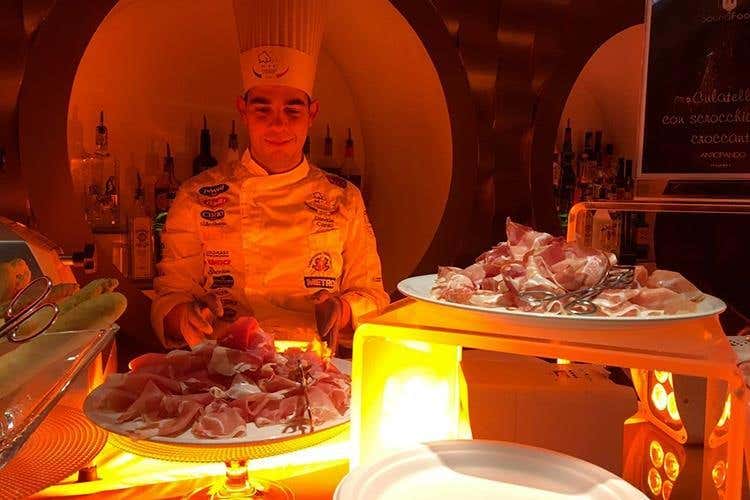 (Buon 47° compleanno Bobadilla 
A cena con la Nic per festeggiare)