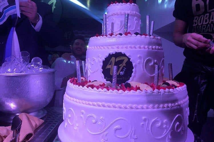 (Buon 47° compleanno Bobadilla 
A cena con la Nic per festeggiare)