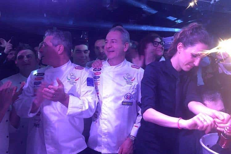 (Buon 47° compleanno Bobadilla 
A cena con la Nic per festeggiare)