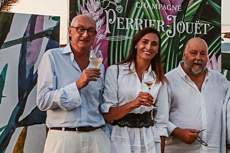 (Bussola, cena glamour in spiaggia 
con le bollicine di Perrier-Jouët)