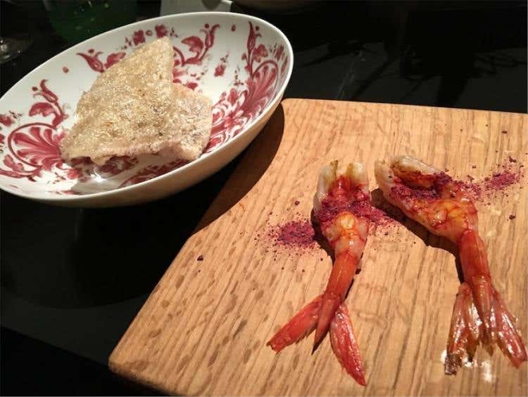 Nuvole di canguro croccanti, pepe australiano, gambero rosso e prugne di Davidson