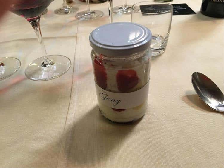 Gong: Spuma vaporosa di latte, vermicelli di castagne, brownies alla nocciola, crema inglese al tiglio, salsa di lampone e la nostra composta di mirtilli