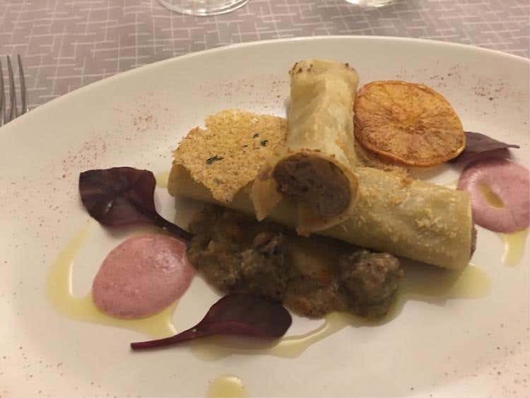 Cannellone da srotolare, croccante fuori e morbido dentro, al magro di bue, riduzione di coniglio nostrano con polenta di grano saraceno e porcini al guacamole