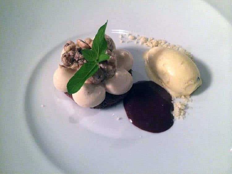 Pan di spagna al cacao, cioccolato al caramello, gelato al crumble