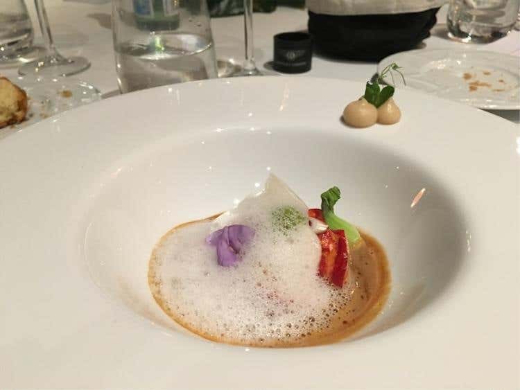 Astice agli aromi thailandesi, con patata dolce e salsa dello stesso