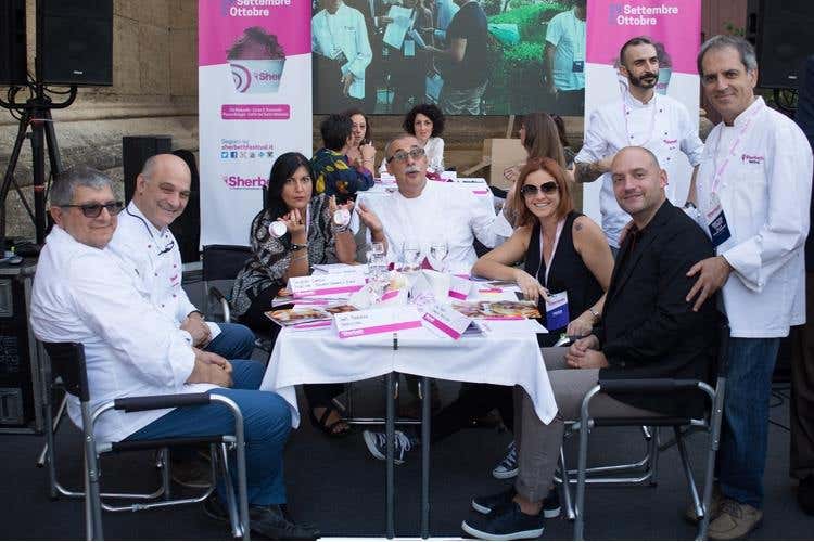 Giuria tecnica (seduti, da sinistra: Santi Palazzolo, Salvatore Cappello, Clara Mennella, Sergio Dondoli, Eleonora Cozzella e Carlo Passera)