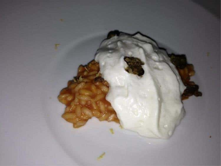 Risotto carnaroli con crema di pomodoro, acciughe del Cantabrico e spuma di burrata