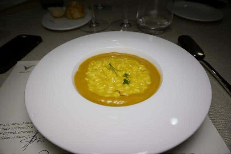 Risotto allo zafferano con midollo e ricci di mare